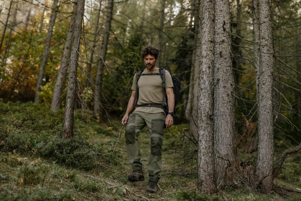 Na nogach z misją: Spodnie outdoorowe, które chronią Ciebie i środowisko